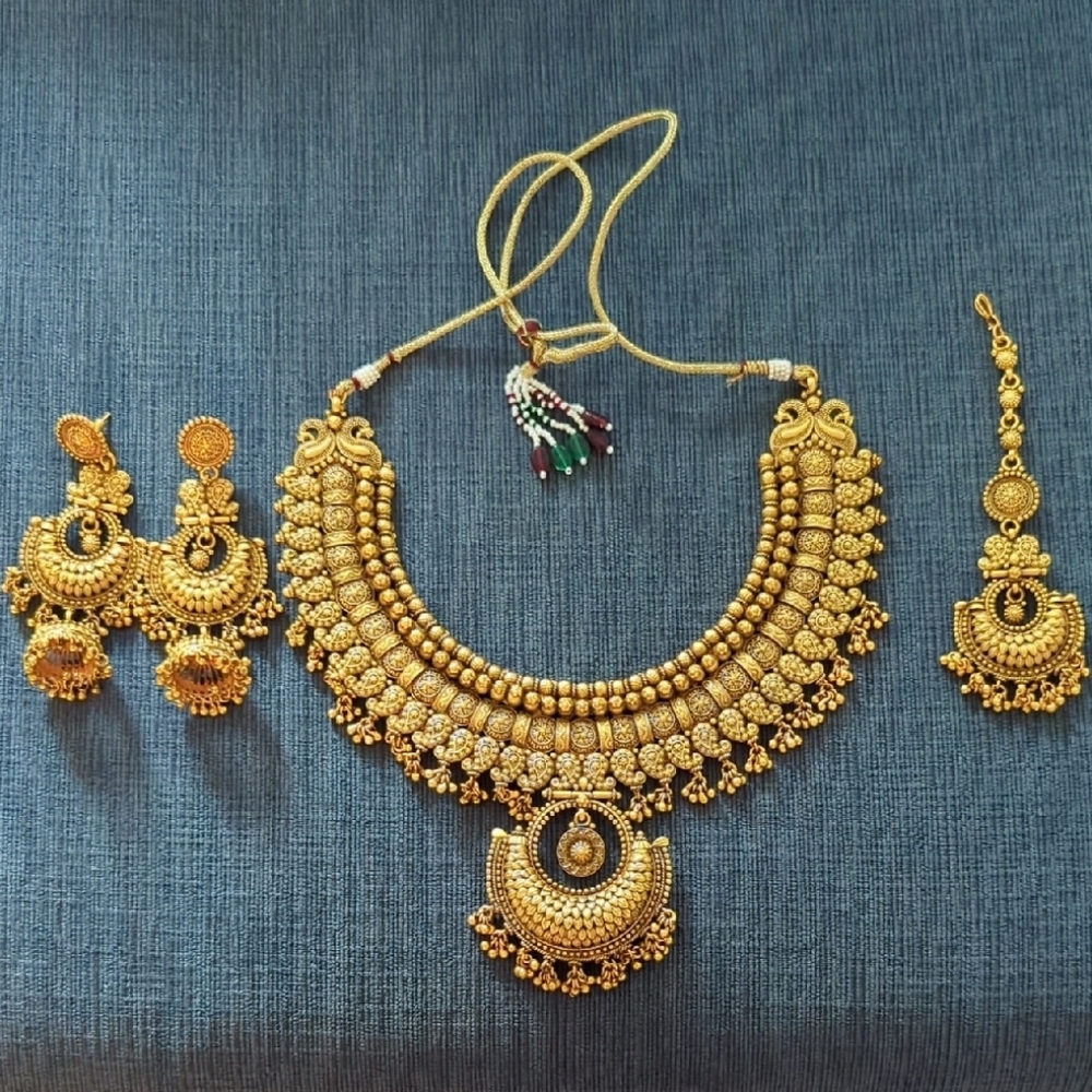 ✨🌻♥️NWT Elegant Gold Necklace and Earring Set Indian